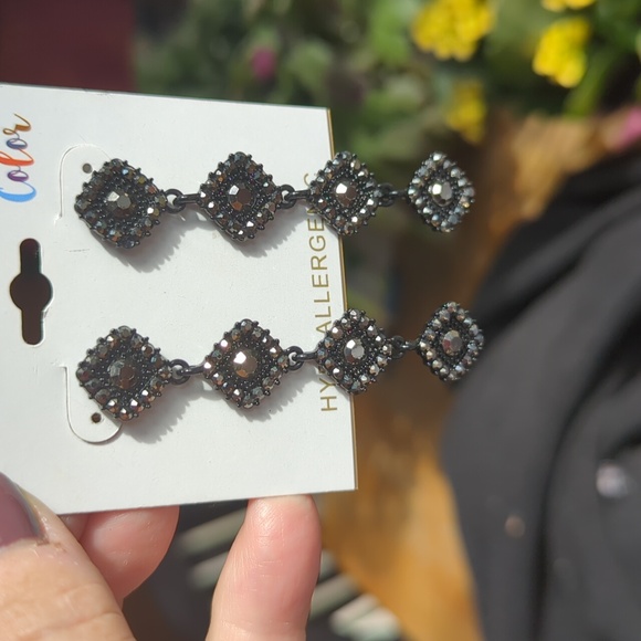 NWT dangling stud earrings - Picture 2 of 3